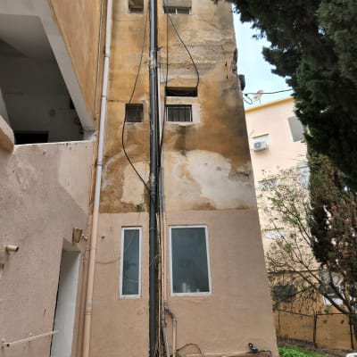 צינורות מים חיצוניים על קיר בניין ישן