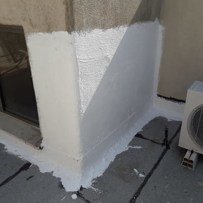 קיר אטום בצבע לבן ליד חלון ומזגן