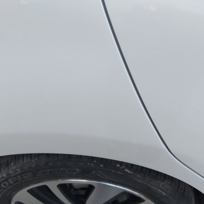 חלק אחורי של רכב עם צמיג וחישוק