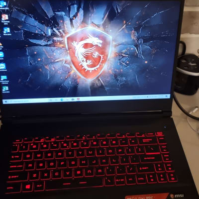 מחשב נייד עם מקלדת מוארת ותצוגת לוגו דרקון