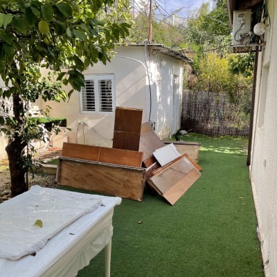 גג עם רעפים חומים וכבלים חשמליים מעליו