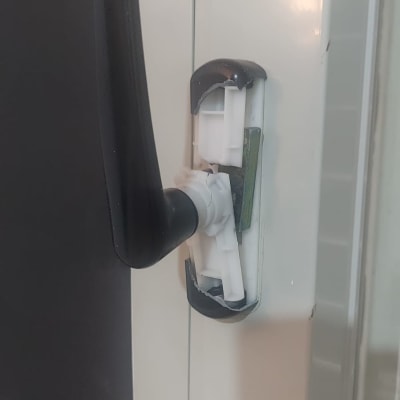 ידית שחורה על תריס לבן עם מנגנון פלסטיק