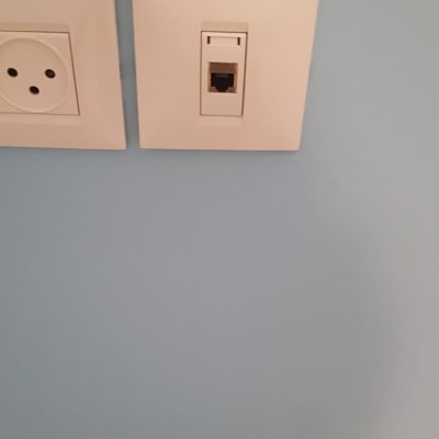 שקע רשת ושקע חשמל על קיר כחול