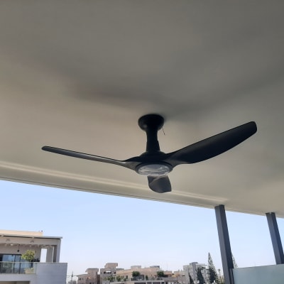 מאוורר תקרה שחור מותקן על תקרה לבנה