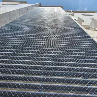 רשת מתוחה על חזית בניין למניעת יונים