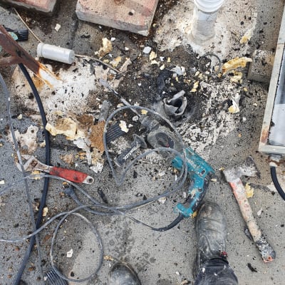 כלי עבודה וחומרים לאיטום על רצפה