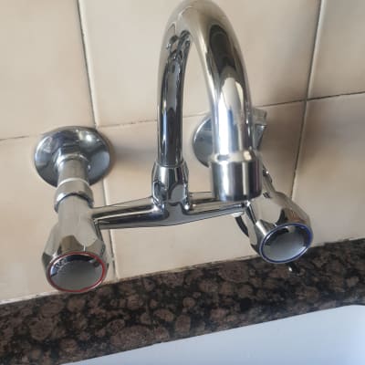 ברז מים כרום עם ידיות חמות וקרות