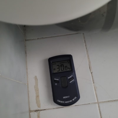 מד לחות על רצפת אריחים ליד קיר