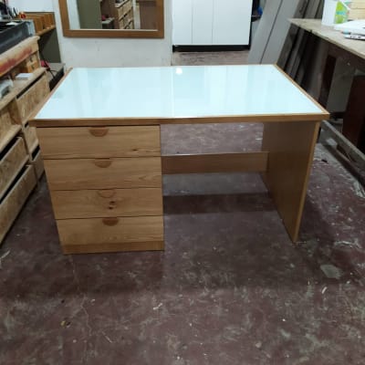 שולחן עץ עם מגירות בסדנת נגרות