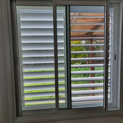 חלון אלומיניום עם תריסים אופקיים לבנים