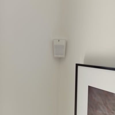 חיישן תנועה לבן מותקן על קיר לבן