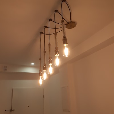 מנורות תלויות עם נורות חשמליות דולקות בתקרה