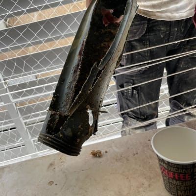 צינור סולארי שבור עם חלודה ולכלוך