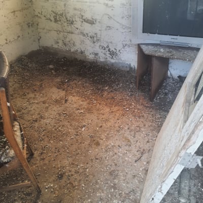 חדר מלוכלך עם טלוויזיה ישנה ולכלוך על הרצפה