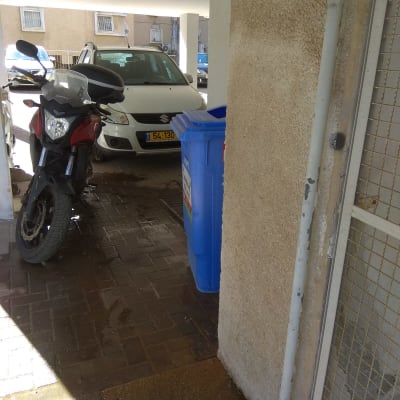 צינור מים עם ברז כיבוי אש על קיר חיצוני