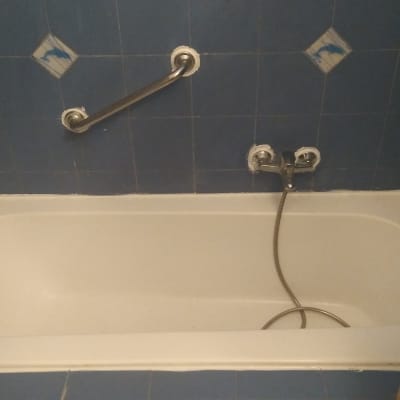 אמבטיה עם ברזים אטומים בחומר איטום לבן