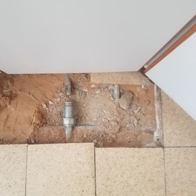 צינור מתכת חשוף ברצפה עם חיבור