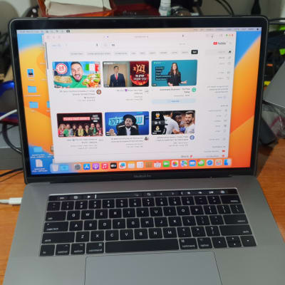 מחשב נייד פתוח עם מסך יוטיוב, עכבר לוג