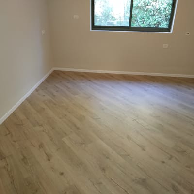 רצפת פרקט עץ בחדר ריק עם חלון