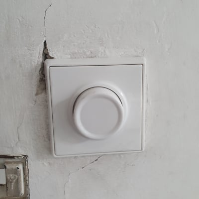 מתג דימר על קיר סדוק