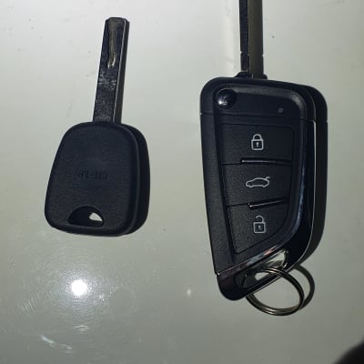 שני מפתחות רכב, אחד עם שלט ואחד רגיל