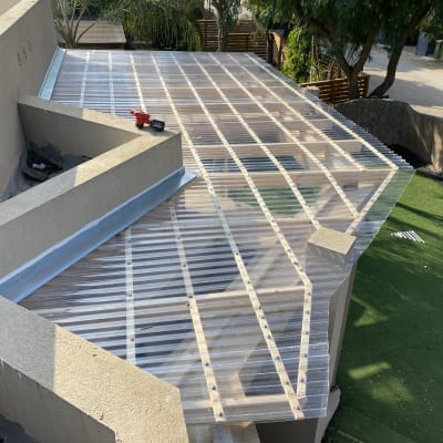 גג פרגולה עם כיסוי פלסטיק שקוף וכלי עבודה