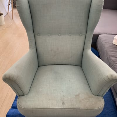 כורסה עם כתמים על בד ירוק