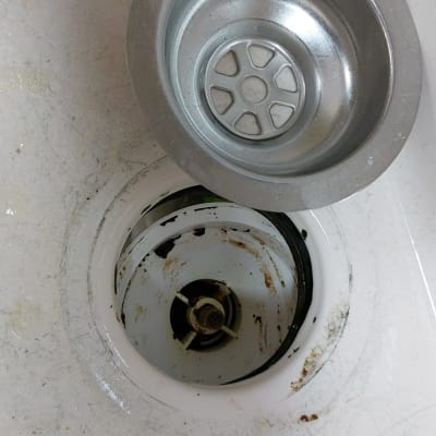 כיור עם פתח ניקוז פתוח ומסנן מתכת