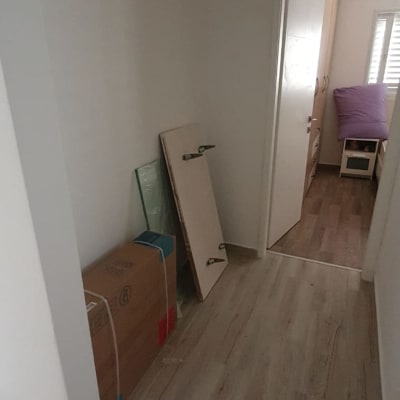 דלתות וחבילות קרטון במסדרון במהלך שיפוץ