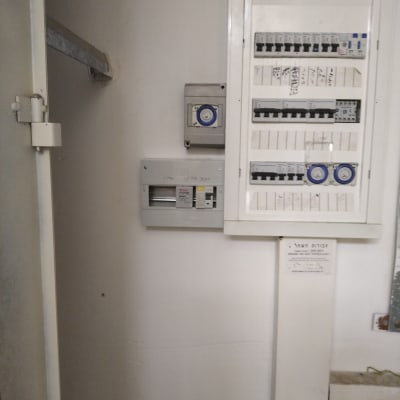 לוח חשמל עם מפסקים ומד זמן