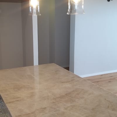 שולחן נקי ומבריק עם תאורה מעל