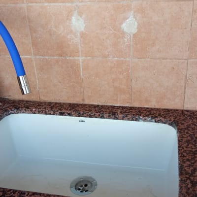 ברז עם צינור כחול מעל כיור מטבח