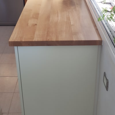 משטח עץ מלוטש על ארון מטבח