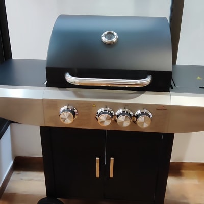 גריל גז עם כפתורים ומכסה שחור