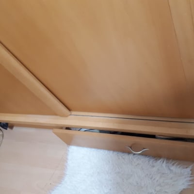 ארון עץ עם דלתות ומגירה פתוחה