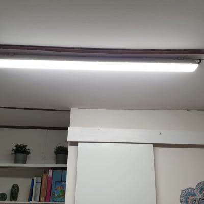 תאורת פלורסנט מותקנת על תקרה בחדר