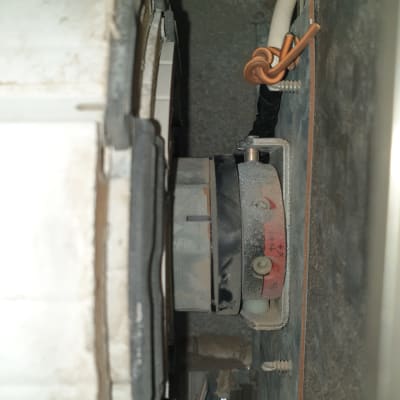 מנגנון תריס חשמלי עם חוטים וברגים