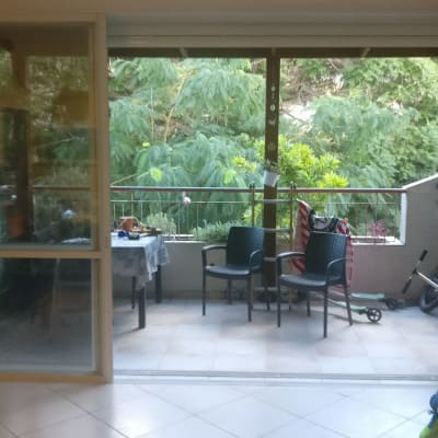 דלת הזזה מאלומיניום עם מסגרת זכוכית