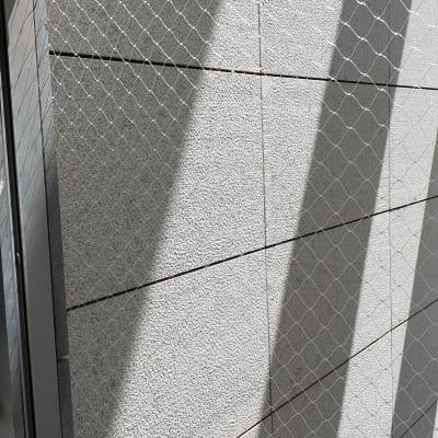 רשת מתכת מותקנת על חלון למניעת כניסת יונים