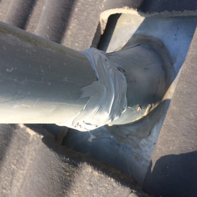 צינור מתכת עם סרט דבק על גג רעפים