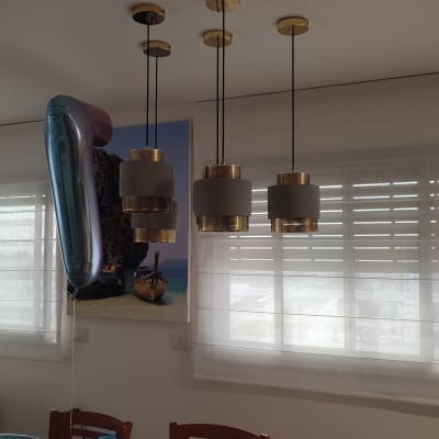 וילונות לבנים שקופים על חלונות גדולים