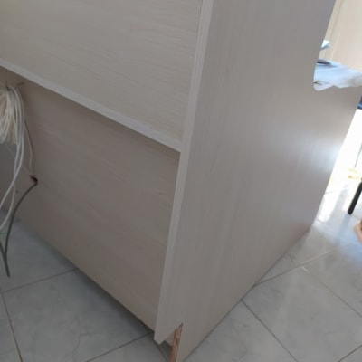 ארון עץ עם פינה שבורה על רצפה