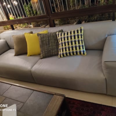 כריות צבעוניות על ספה אפורה