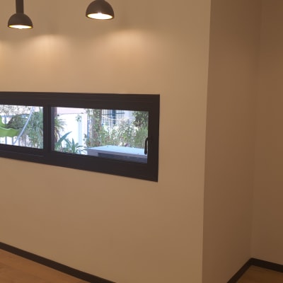 חלון אלומיניום שחור בקיר לבן