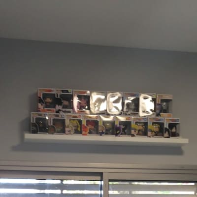 מדף עם דמויות פופ על קיר