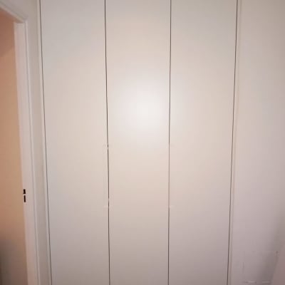 ארון עץ לבן עם שלוש דלתות