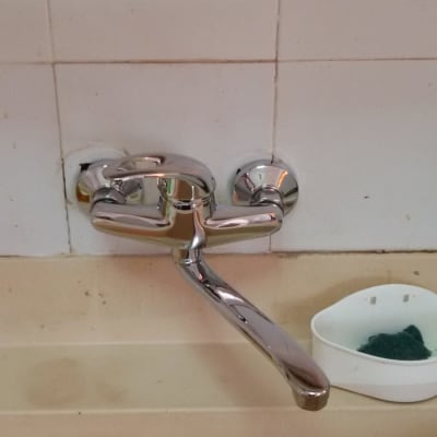 ברז כרום מותקן על קיר עם כיור