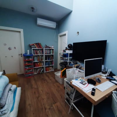חדר עם מדפים, מחשב, וסלסלות לארגון חפצים