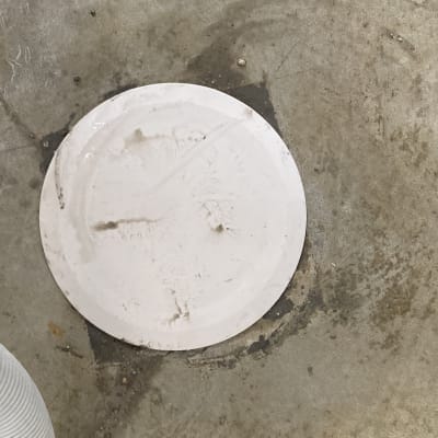 מכסה ביוב עגול על רצפת בטון