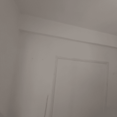 קיר גבס לבן עם חוט חשמל חשוף